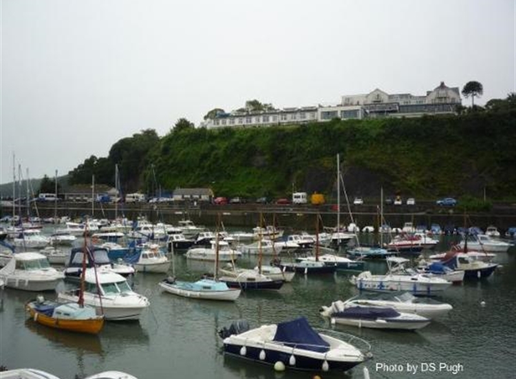 Saundersfoot looking south fromthe area of the slip